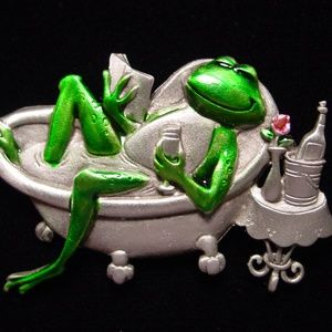 COPY - 🆕 'Frog in Bathtub' Pin Brooch